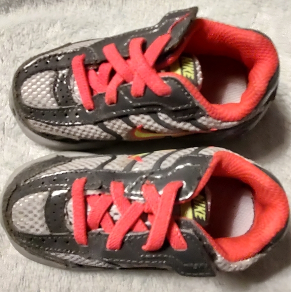 Nike Girl's Toddler Size 5C Sneaker Gray Yellow & Pink - Picture 3 of 6